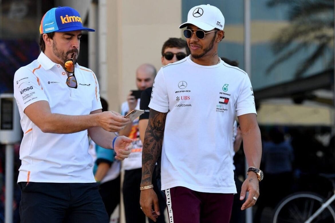 Alonso recorda a rivalidade com Hamilton em 2007 e menciona carro 'anti-Fernando' em português brasileiro.