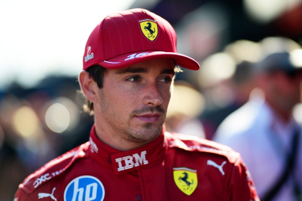 O piloto da Ferrari, Charles Leclerc, no paddock de Zandvoort antes da qualificação para o Grande Prêmio da Holanda de F1 de 2025