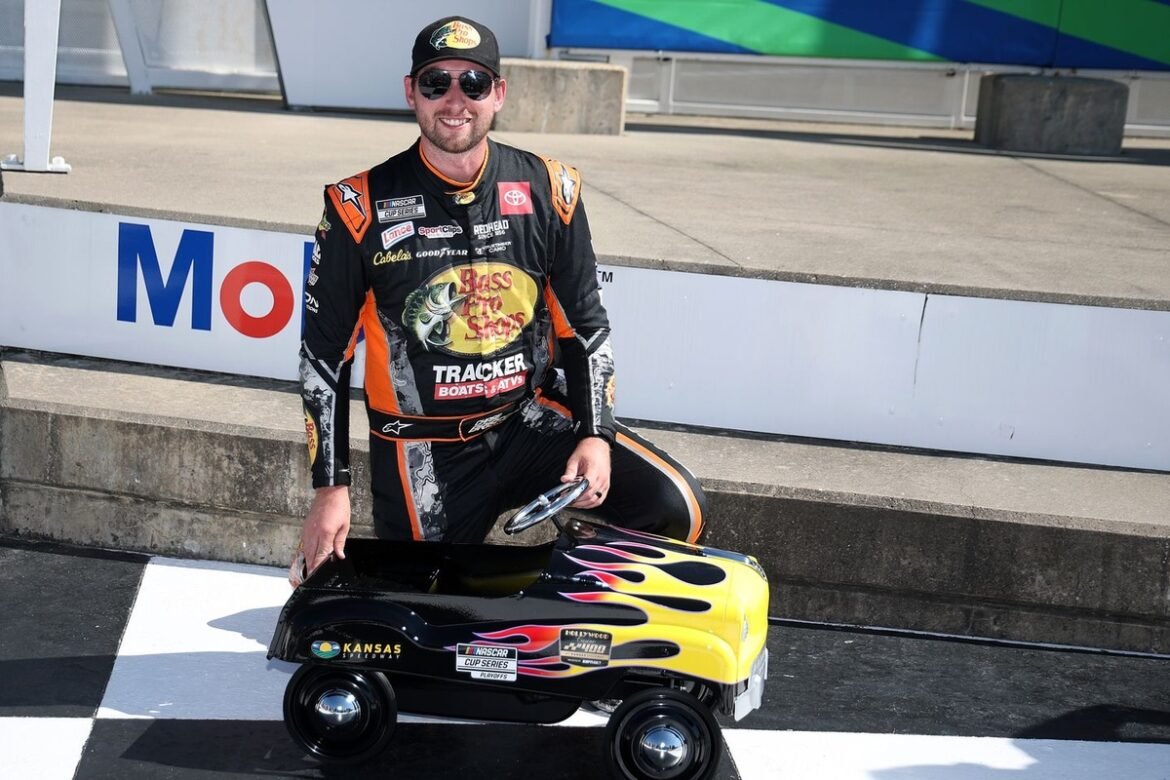 Chase Briscoe supera o companheiro de equipe da JGR, Hamlin, e conquista a pole para a corrida da Copa em Kansas.