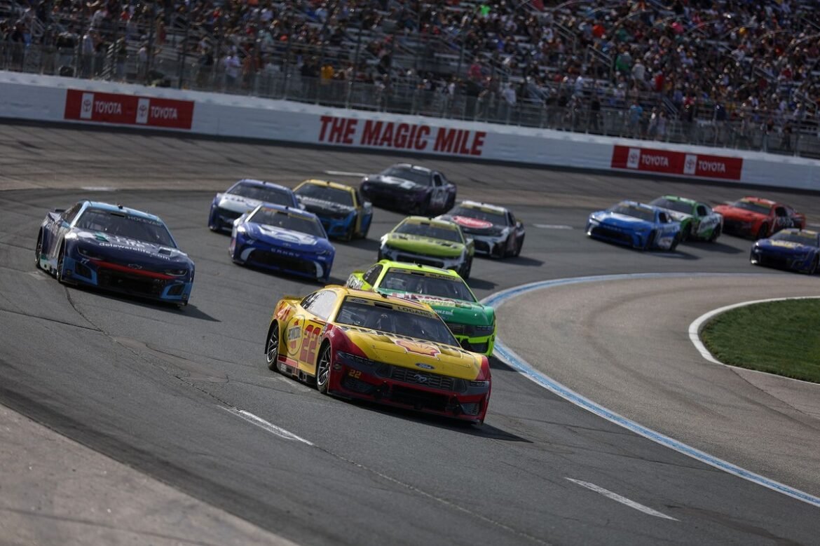 Denny Hamlin afirma que o campeonato da Copa pode ser um déjà vu para a Penske em Phoenix.