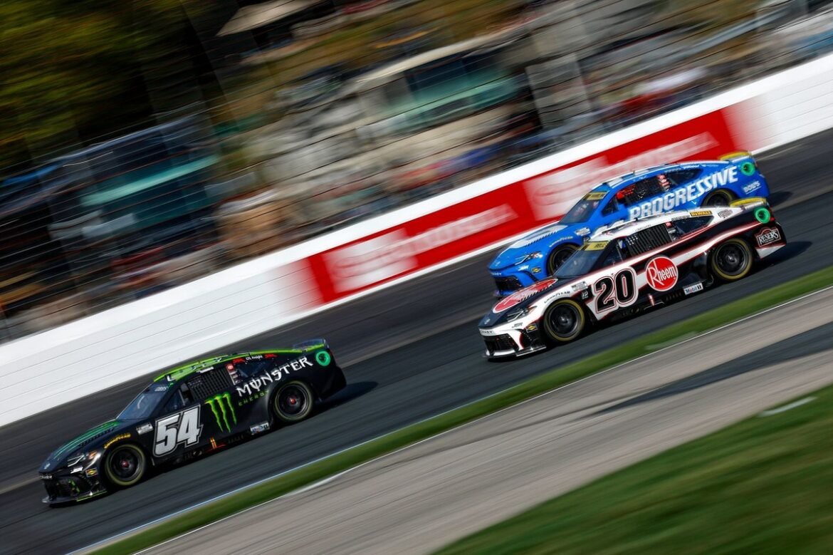 Denny Hamlin deseja que a Joe Gibbs Racing resolva o conflito com Ty Gibbs.