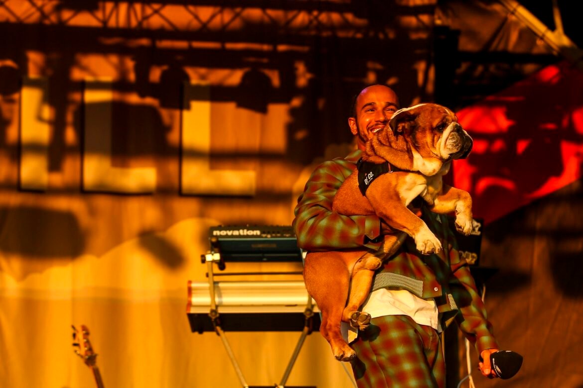 Ex-Top Gear expressa suas condolências a Hamilton pela morte de Roscoe.