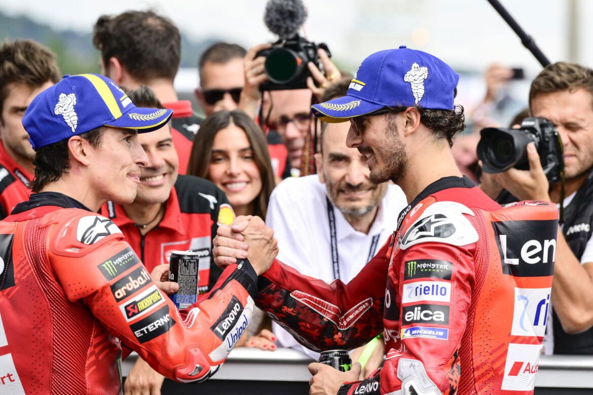 Francesco Bagnaia realiza mudança "incomum" e campeonato de Marc Márquez "sem concorrentes"