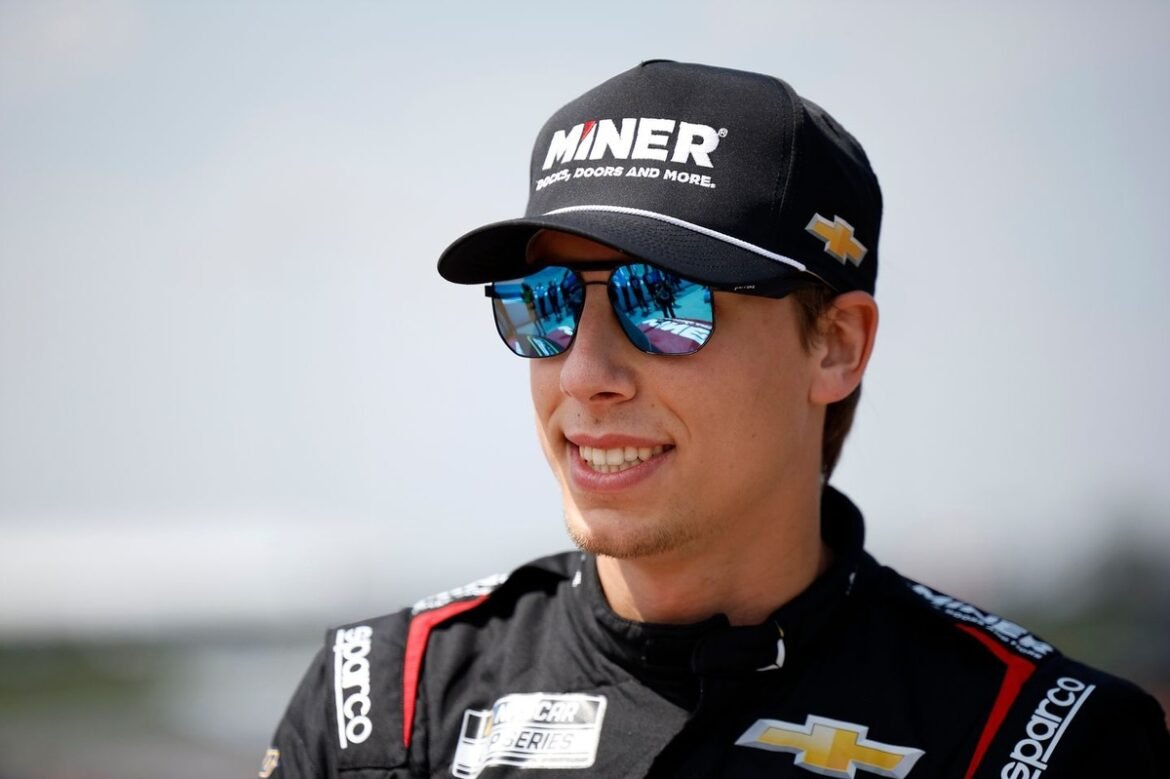 Por que Carson Hocevar está colecionando carros antigos da NASCAR?