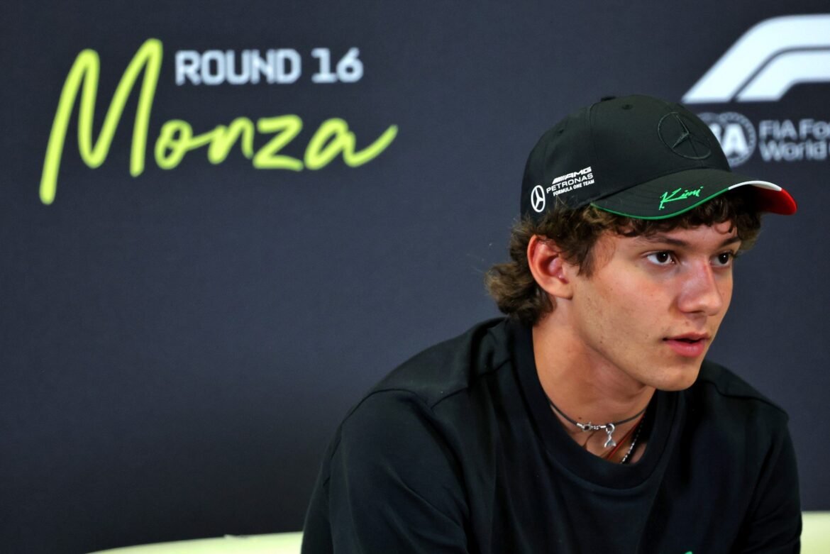 Schumacher indica Sainz como alternativa para a Mercedes.