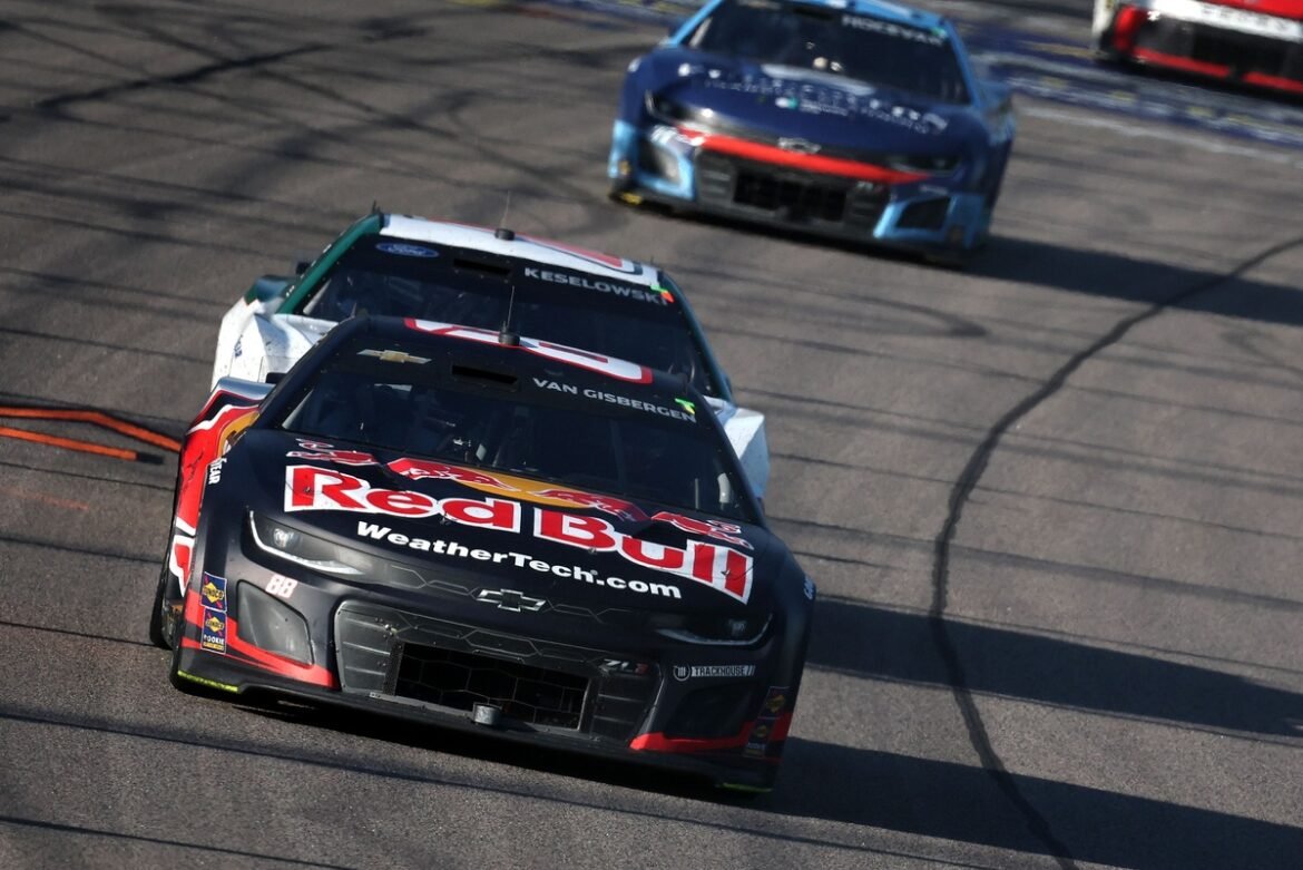 Shane van Gisbergen conquista seu primeiro Top 10 em uma corrida oval da NASCAR Cup no Brasil.