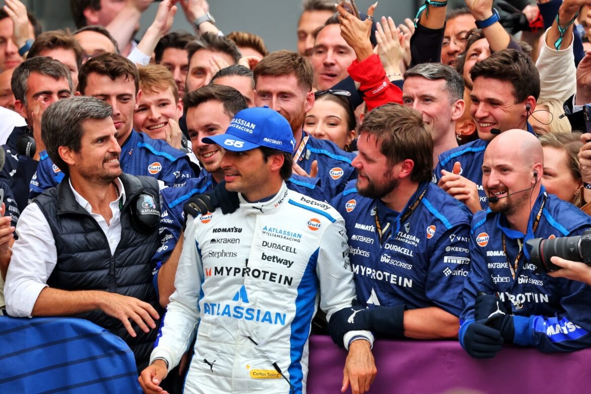 Villeneuve afirma que a saída de Sainz levou à queda da Ferrari.