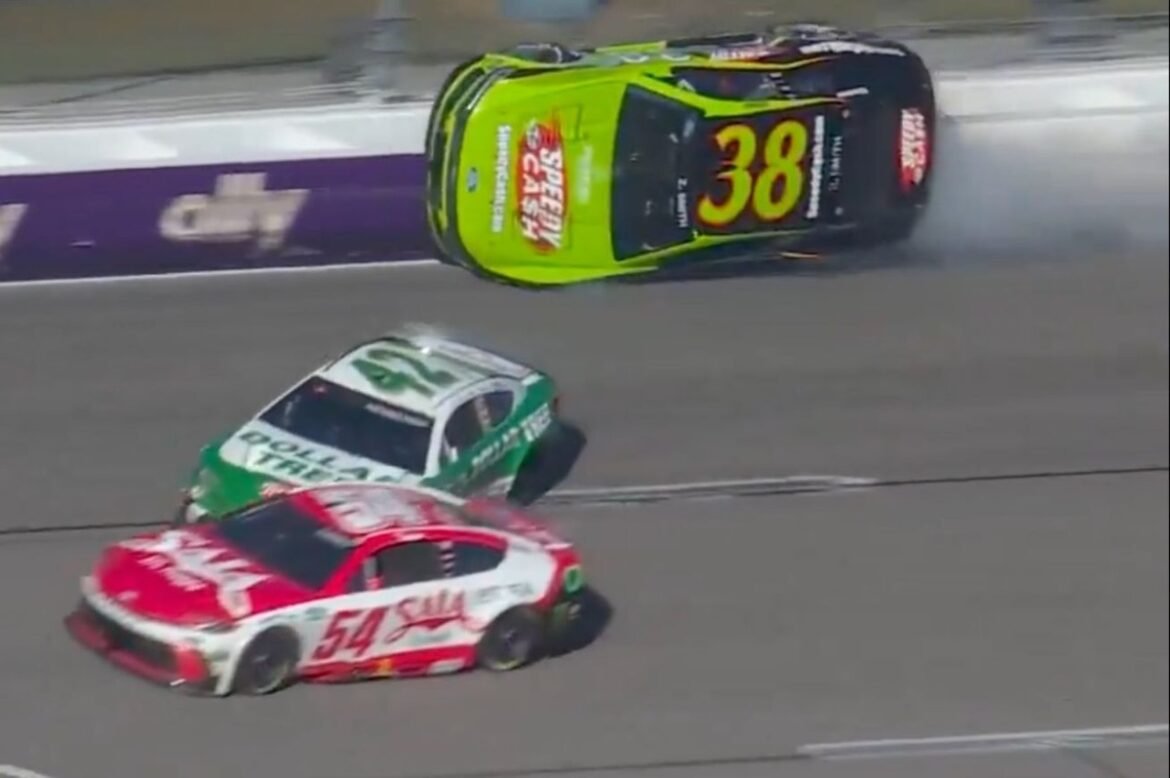Zane Smith colide com a parede em um assustador acidente na NASCAR no Kansas