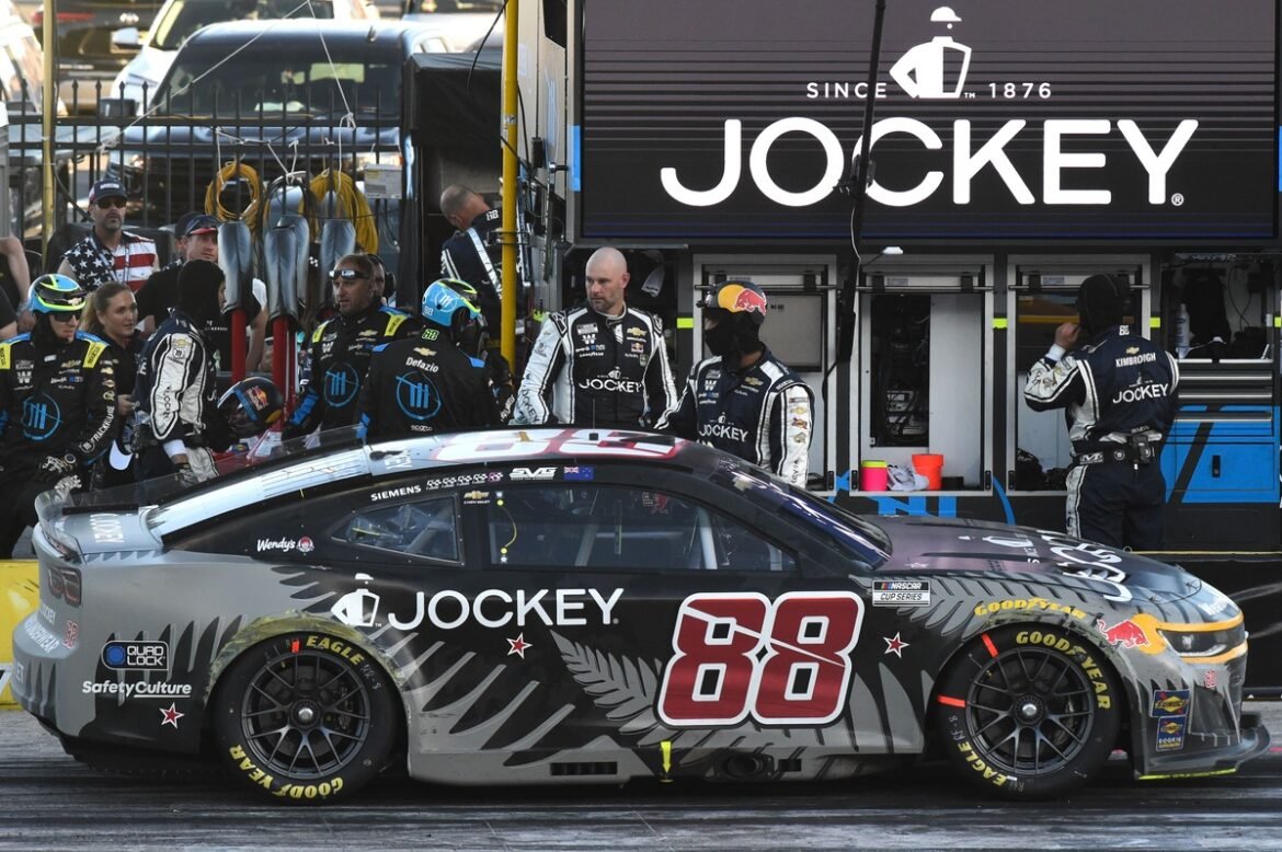 A melhor corrida em oval de Shane van Gisbergen no NASCAR termina em um 'frustrante' acidente em cadeia.