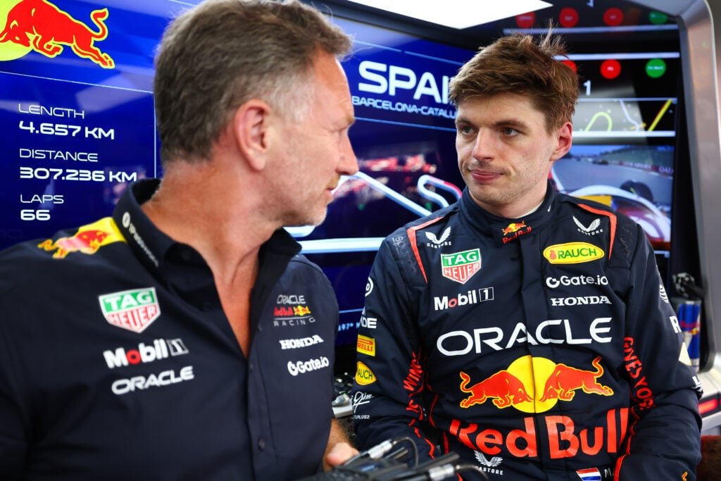Christian Horner conversa com Max Verstappen na garagem durante os treinos para o GP da Espanha de 2025