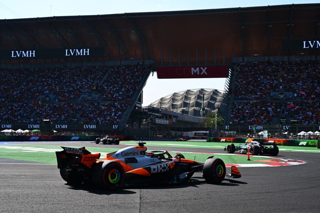 Oscar Piastri da McLaren na pista durante o GP do México de F1 de 2025
