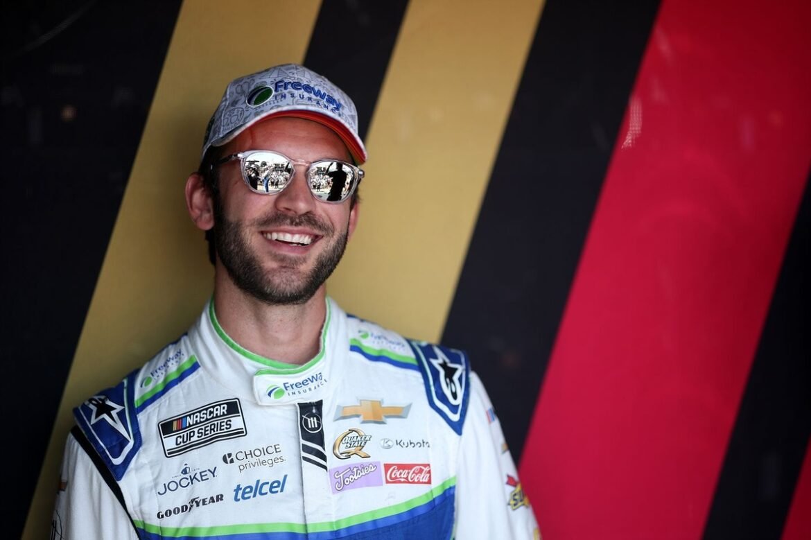 Daniel Suarez fecha contrato com a Spire Motorsports para a temporada da NASCAR Cup de 2026.