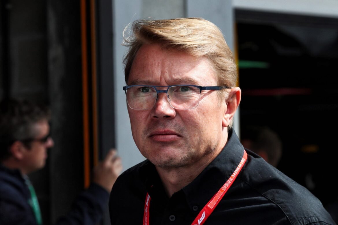 Ex-piloto afirma que Hamilton deve ter calma na Ferrari.