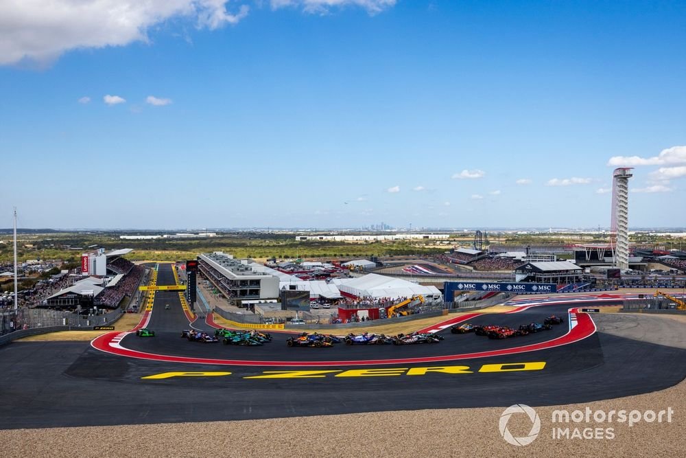 Início da Corrida, enquanto os pilotos aceleram para a primeira curva