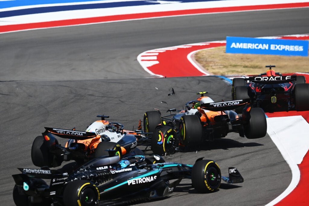 Oscar Piastri colide com Lando Norris no início da corrida Sprint no GP dos Estados Unidos de 2025