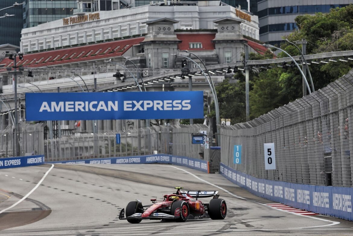 Hamilton ressalta avanço da Ferrari após o primeiro dia em Singapura.