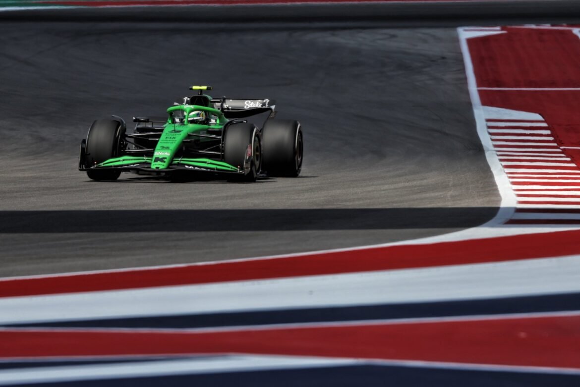 Hulkenberg se destaca em quarto lugar, enquanto Bortoleto enfrenta desafios no Texas.