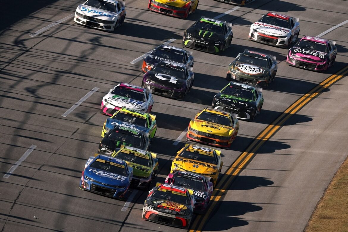 Kyle Larson e o chefe da equipe explicam a falta de combustível na disputa pela vitória em Talladega.