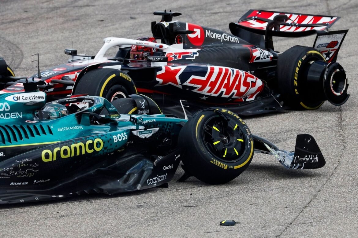 Lance Stroll e Esteban Ocon se envolvem em acidente durante a corrida sprint nos Estados Unidos, resultando em segundo carro de segurança.