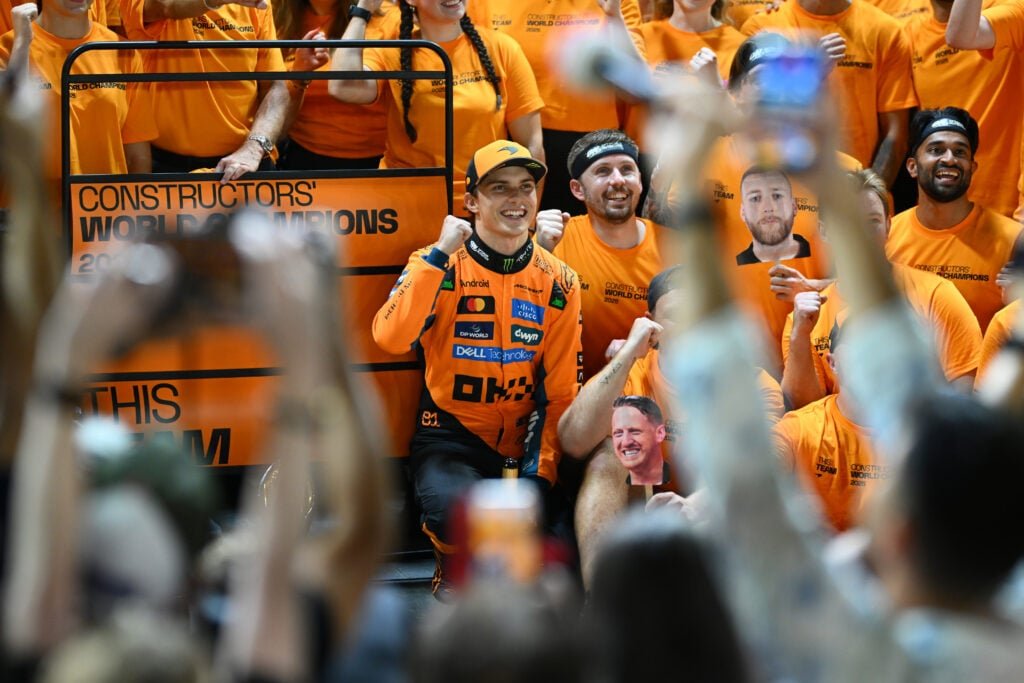 Oscar Piastri comemora com sua equipe após a vitória do McLaren no campeonato de construtores de F1 no Grande Prêmio de Singapura