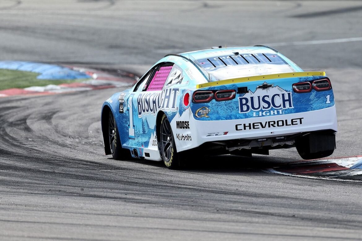 Ross Chastain comete erro estranho no Roval, comprometendo saída dos boxes.