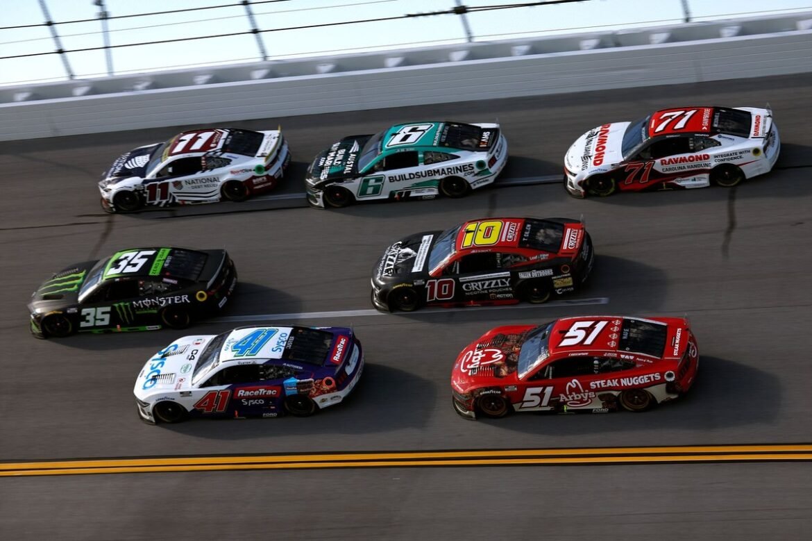 Sem preocupações da JGR após o acelerador preso de Denny Hamlin.