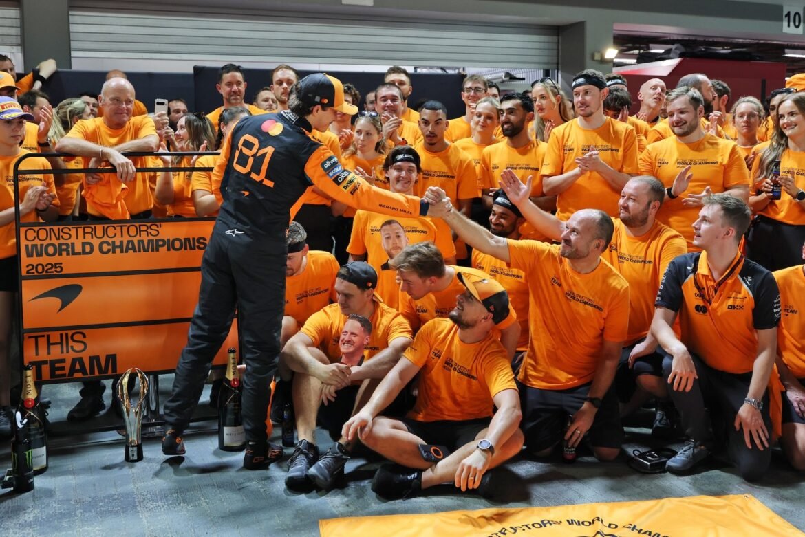 Stella se emociona ao receber o título de Construtores da McLaren: "É um sacrifício competir na F1"