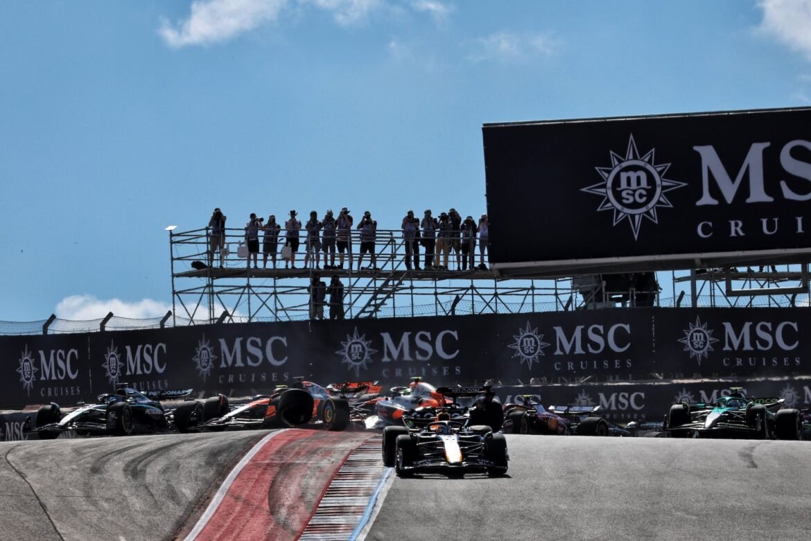 Verstappen alcança Piastri após a desistência dupla da McLaren.
