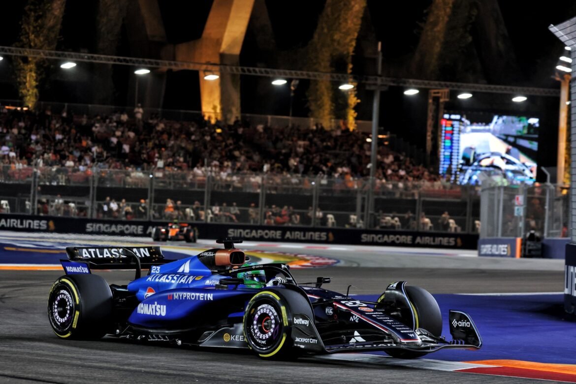 Williams apresenta desempenho variado no circuito de Marina Bay.