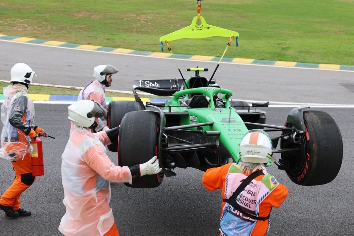 Gabriel Bortoleto enfrenta segundo acidente no GP do Brasil em um desastroso primeiro Grande Prêmio em casa.