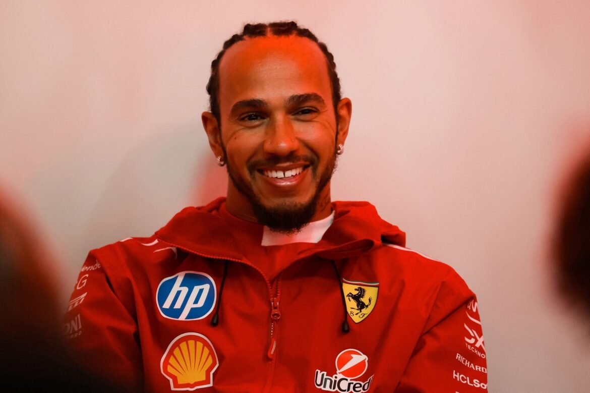 Lewis Hamilton apresenta capacete inspirado na deslumbrante Cidade das Luzes para o Grande Prêmio de Las Vegas.