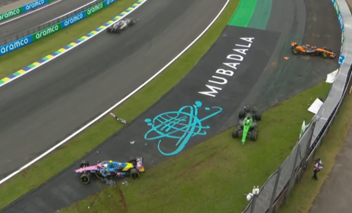 Piastri colide e desiste da Sprint no GP de São Paulo. Bandeira vermelha é acionada.