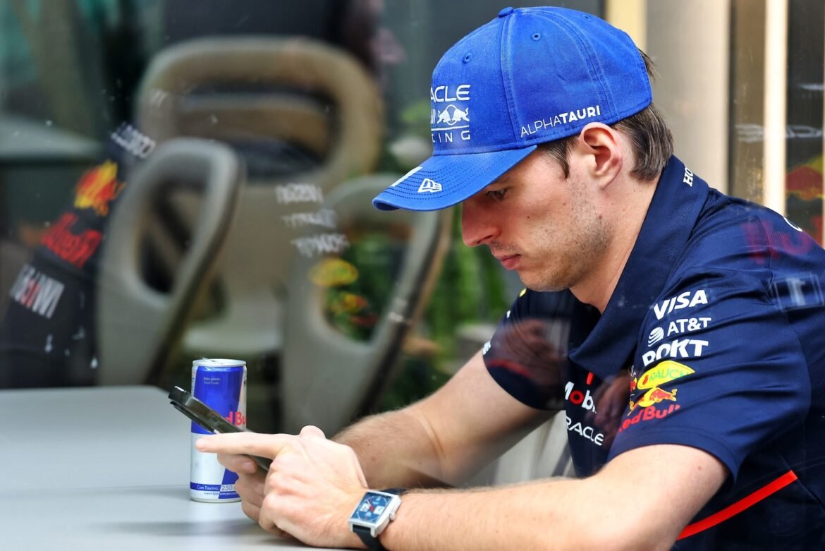 Verstappen inicia a corrida do pit lane após punição devido a modificações da Red Bull no carro.