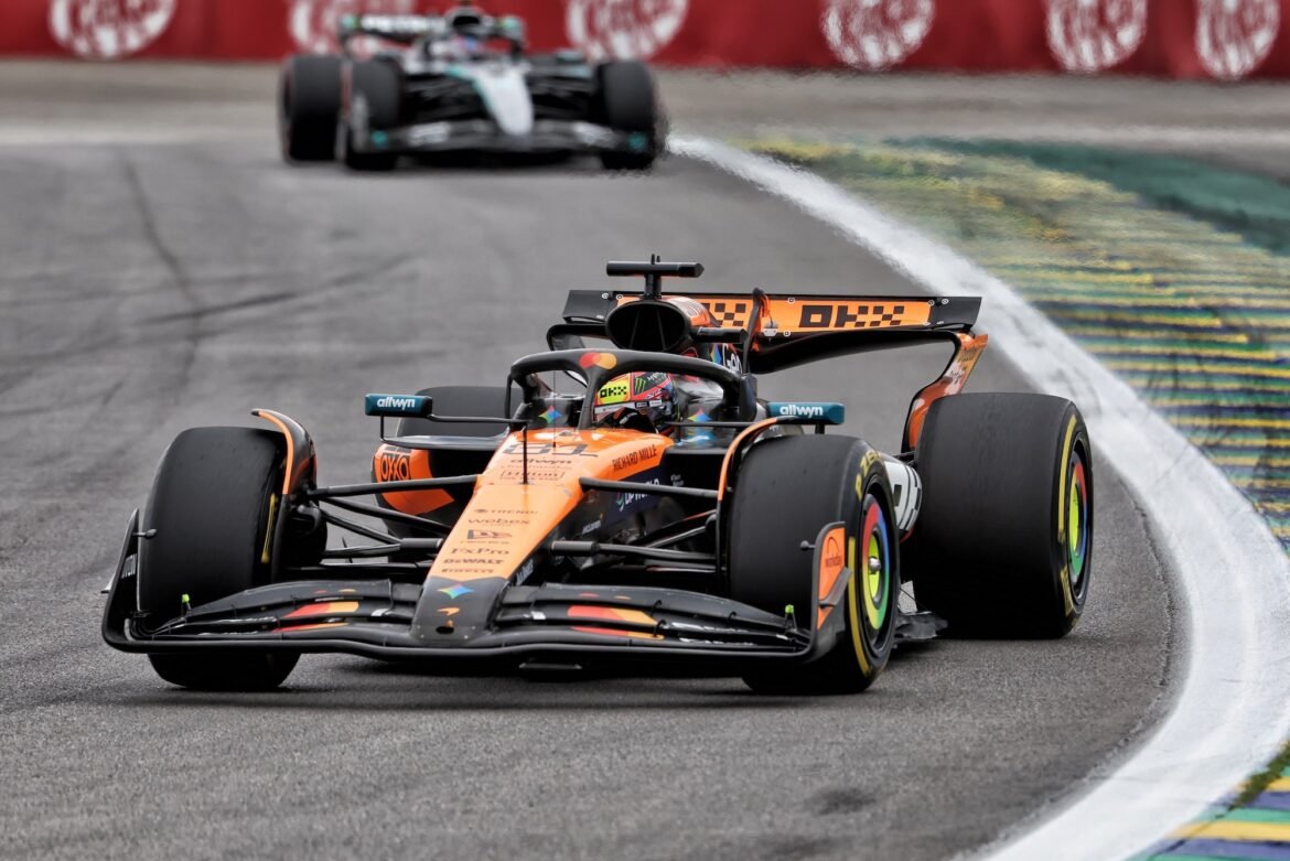 Webber expressa surpresa com Piastri competindo pelo título em seu terceiro ano na F1.