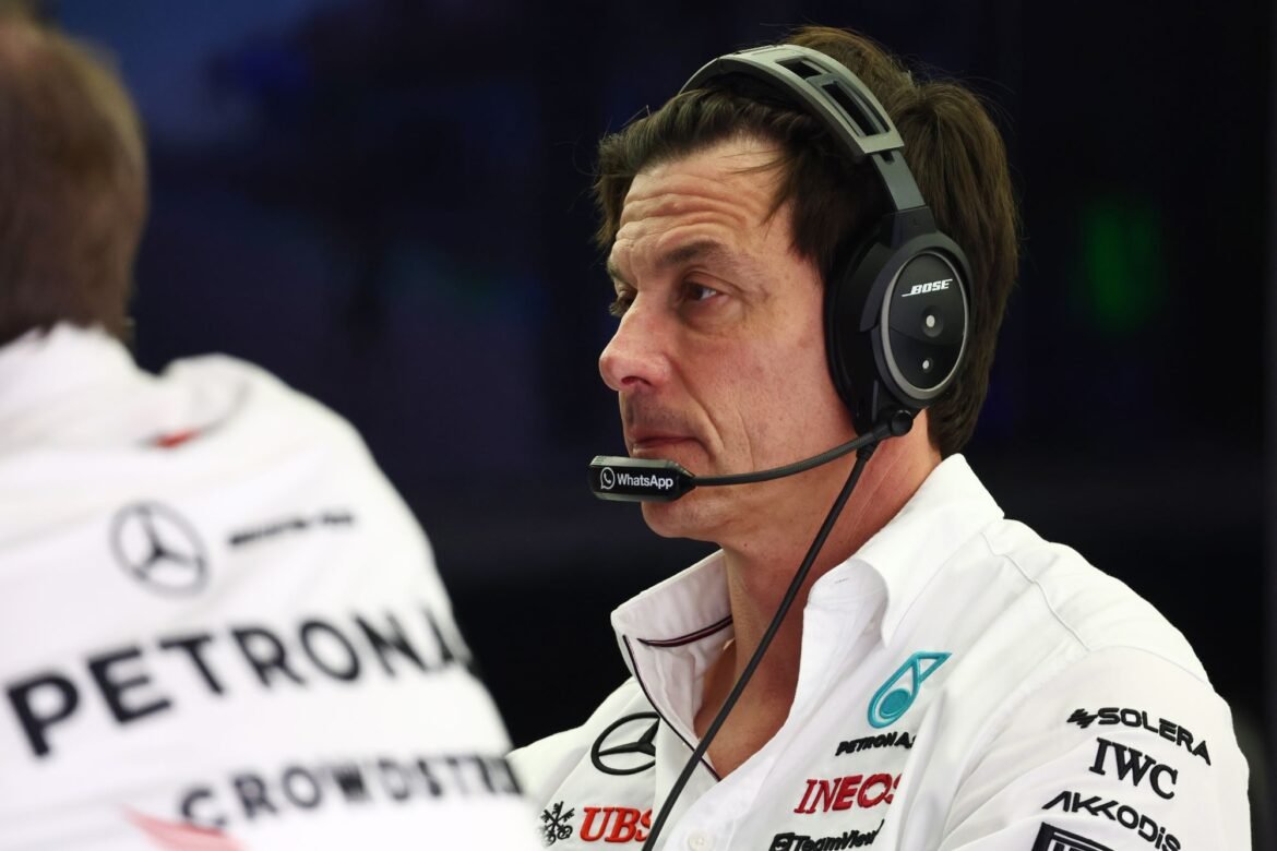 Wolff elogia Antonelli após uma defesa impressionante contra Verstappen.