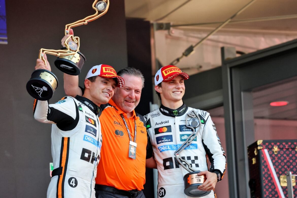 Zak Brown afirma que a McLaren "não se deixa influenciar por opiniões externas" na disputa pelo título.