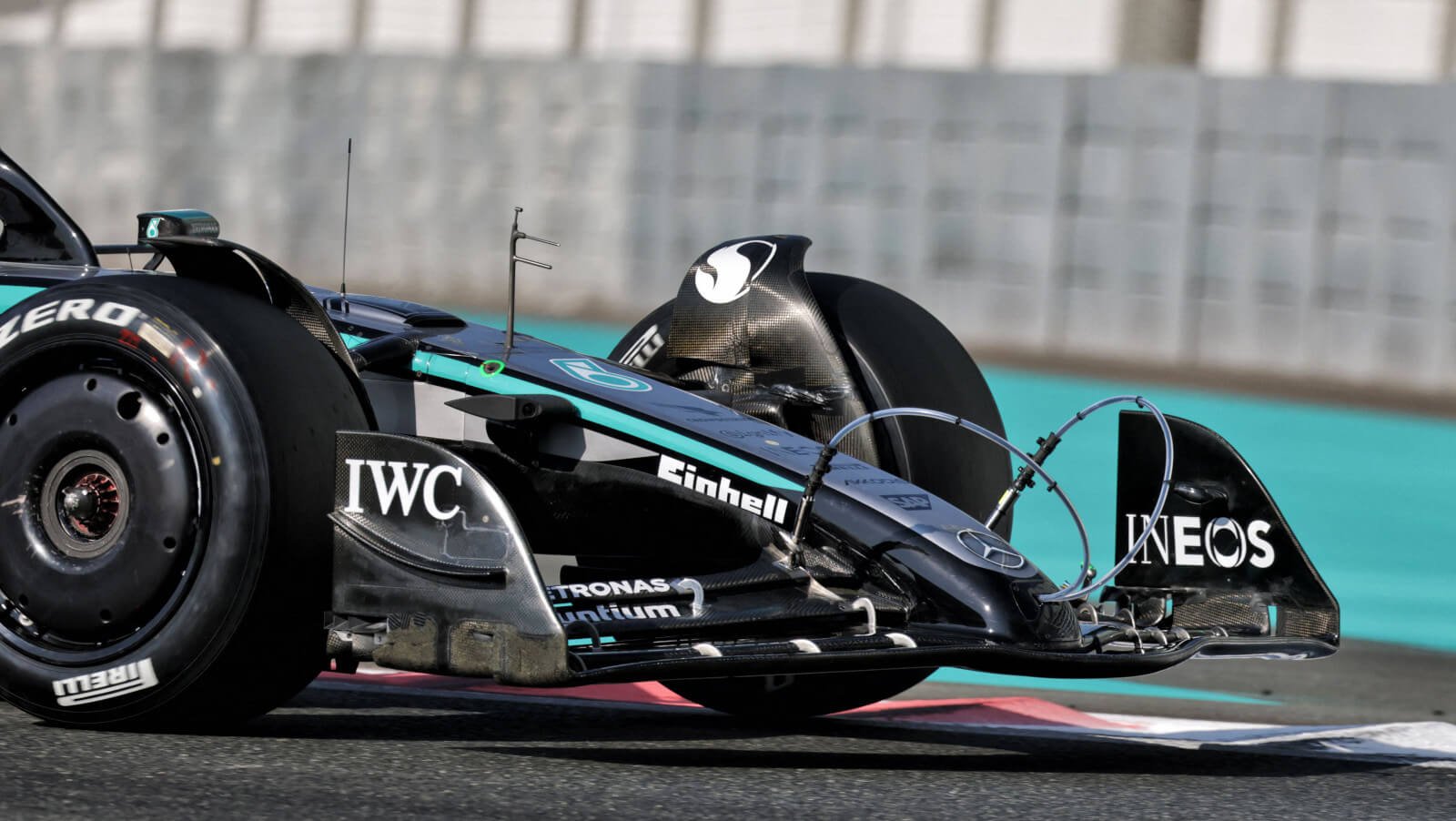 Asa dianteira ativa rudimentar da Mercedes em pista em Abu Dhabi ...