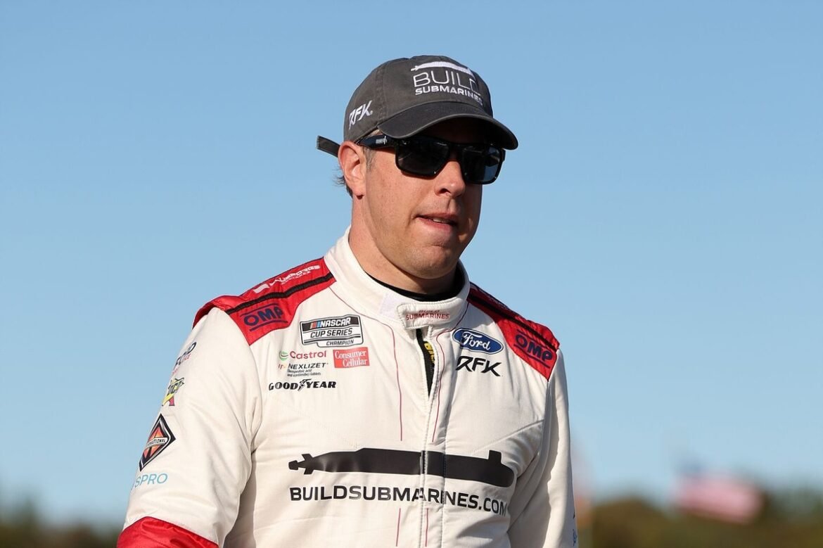Brad Keselowski sofre fratura na perna em acidente de esqui