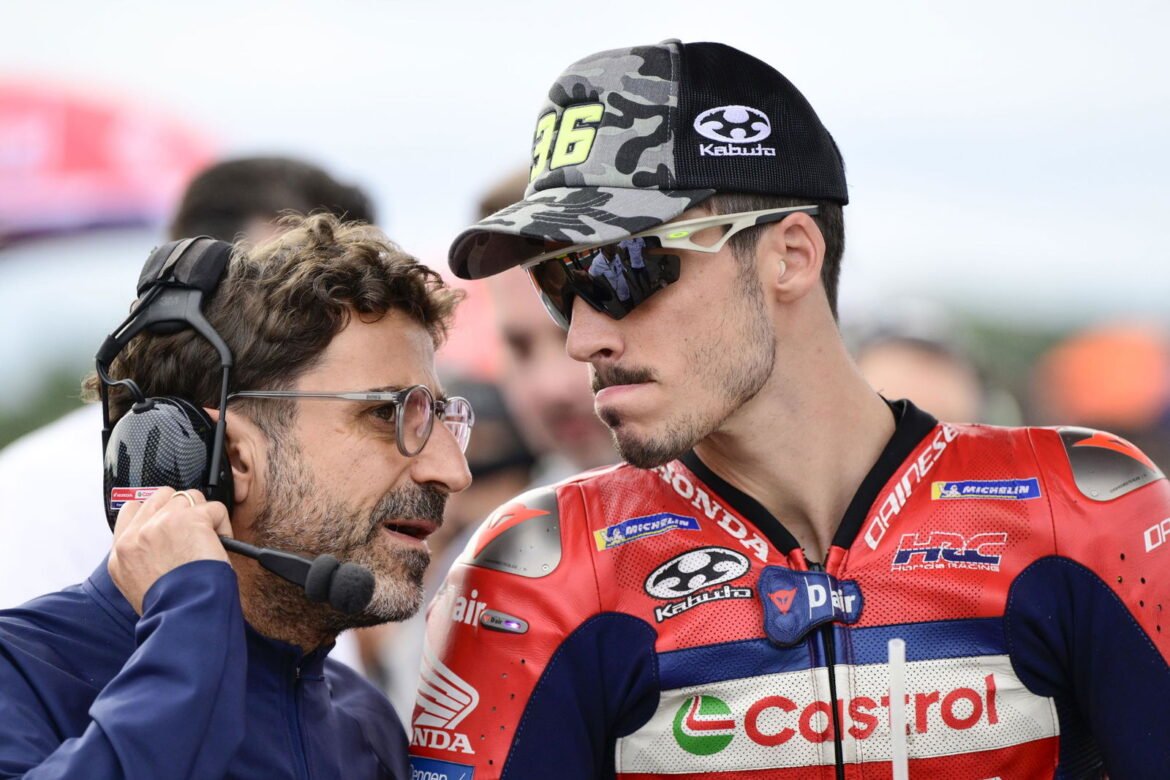 Dentro do ritual de grid de Pedro Acosta na MotoGP com o chefe de equipe Paul Trevathan - Exclusivo
