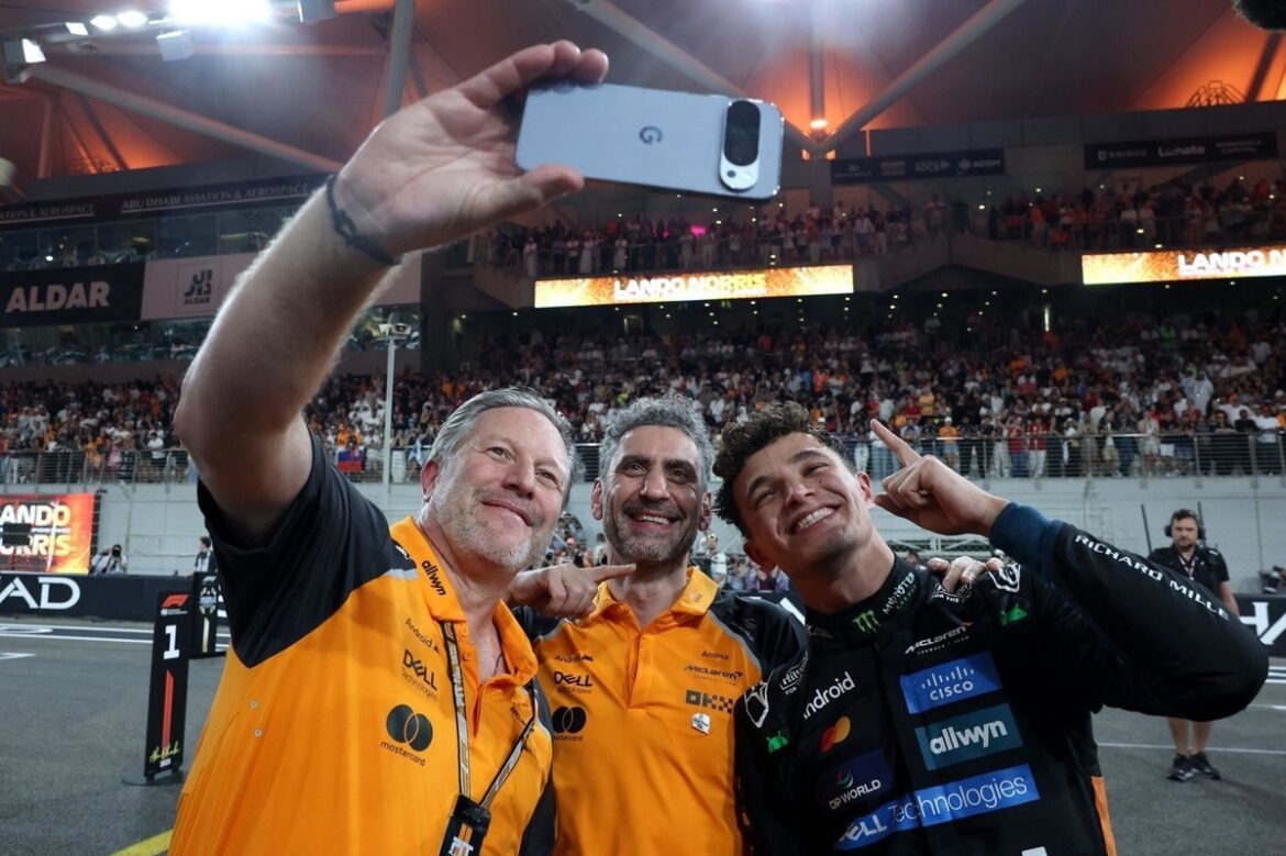Discurso sincero de Zak Brown na festa de Natal da McLaren faz fãs rirem e vídeo viraliza