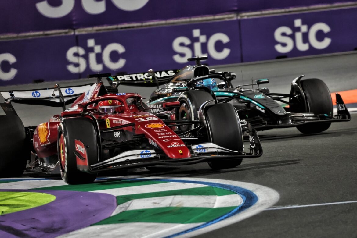 F1: Russell ficou "sem palavras" com o presente de Leclerc no amigo secreto: "Apenas ultrapassa de forma ilegal"