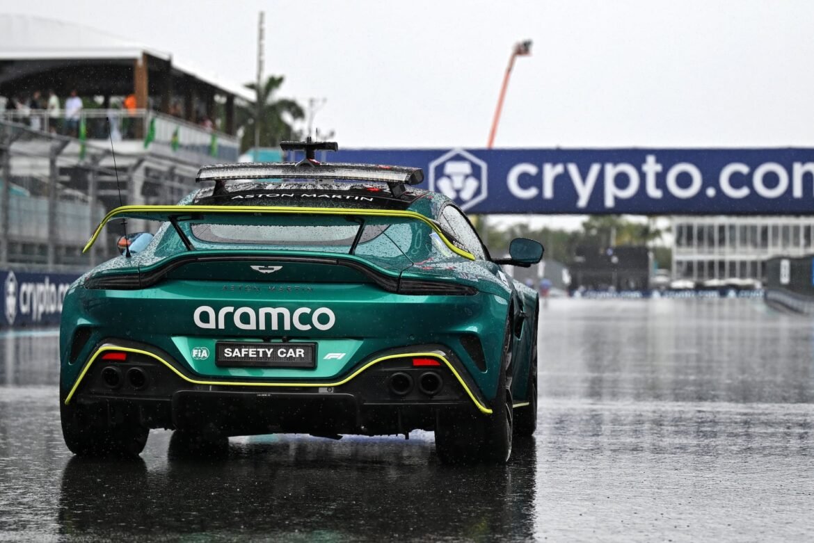 Inoue relata um episódio em que foi atingido duas vezes pelo safety car no mesmo ano.