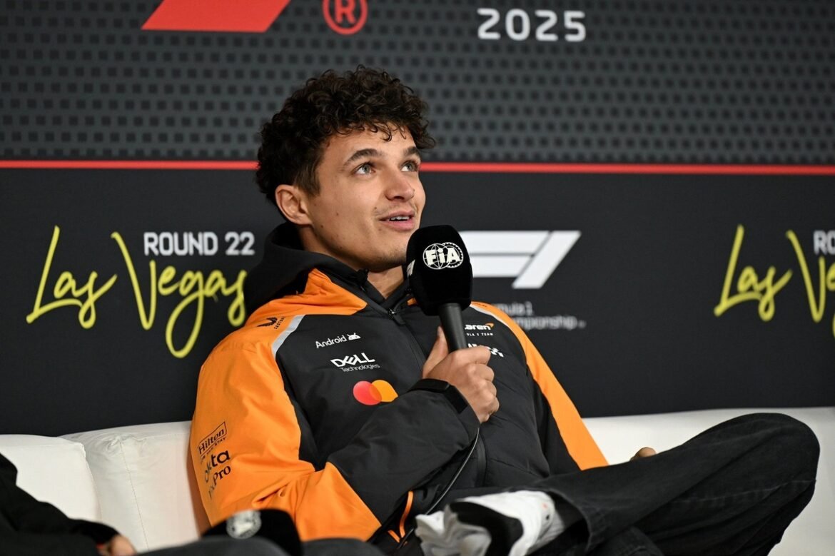 Lando Norris é o 21º campeão da F1 a assinar o lendário capacete de Sir Jackie Stewart.