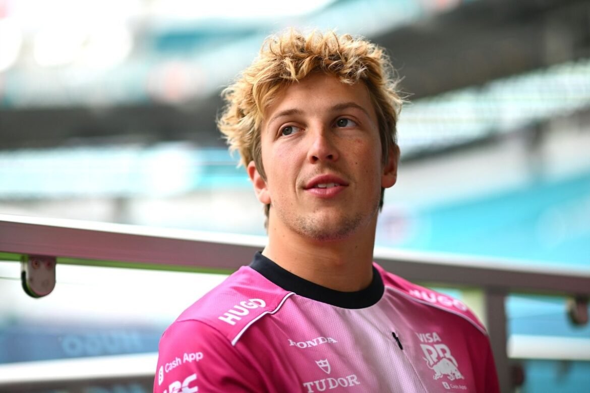 Liam Lawson arrecada mais de R$ 50.000 para pesquisa sobre câncer de mama com voltas rápidas em supercarros.