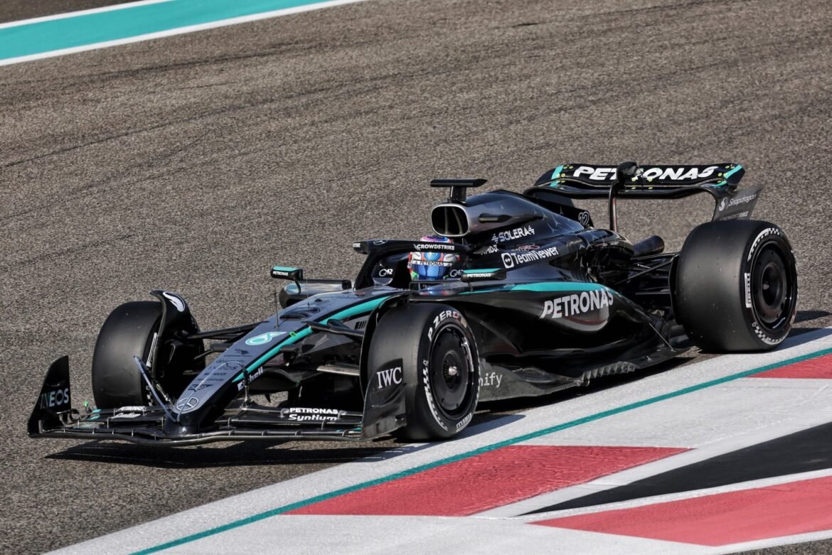 Mercedes reúne cerca de 1.600 km de informações em testes após a temporada no Brasil.