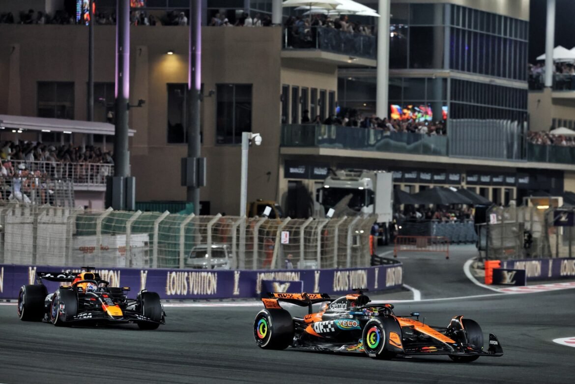 Piastri questiona Verstappen sobre sua estratégia no GP de Abu Dhabi.