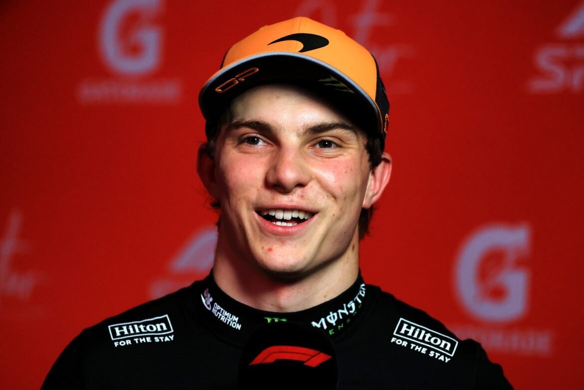 Russell critica a possibilidade de Piastri facilitar a vitória de Norris na disputa pelo campeonato.