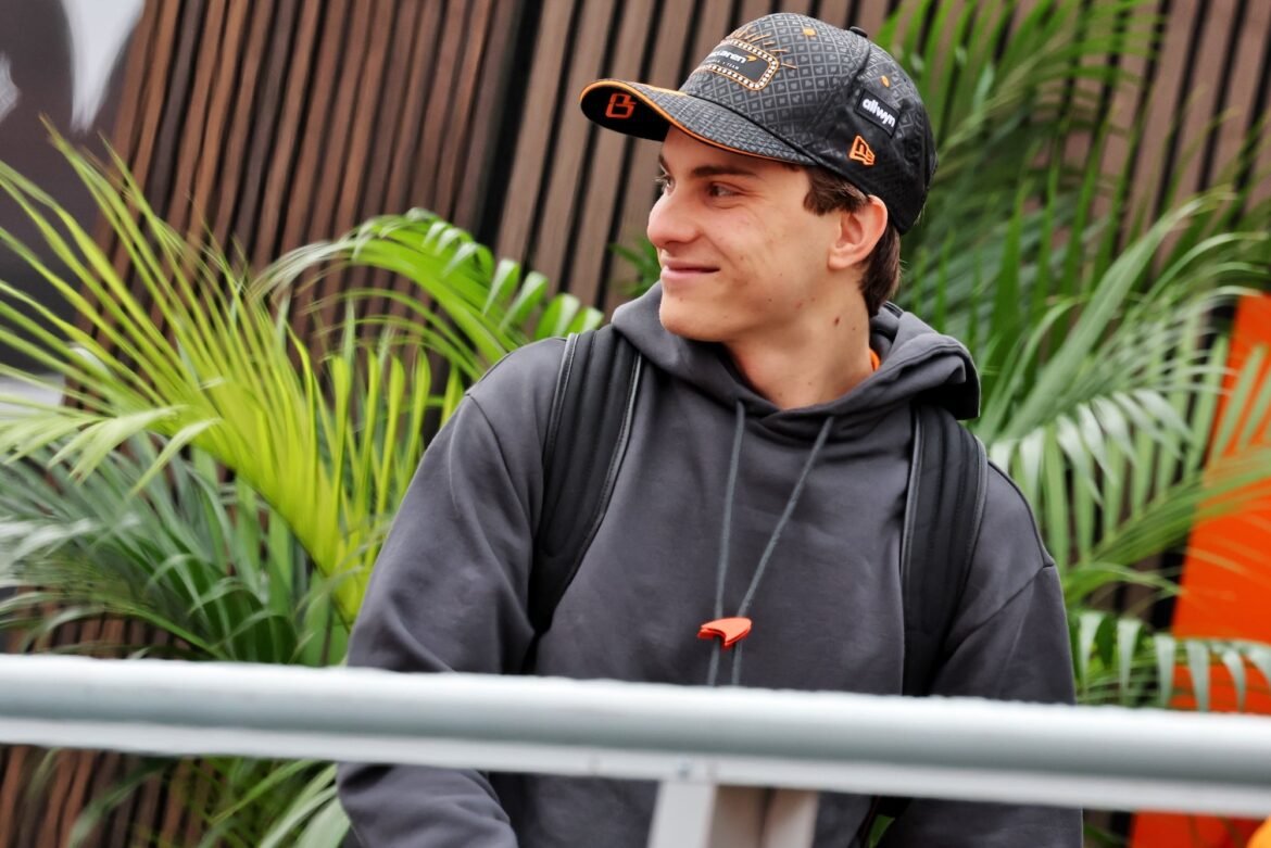 Torcida de críquete da Inglaterra entoa cântico menosprezando Piastri