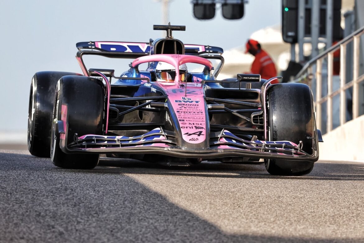 A Alpine faz testes com um carro clássico antes da estreia do A526.