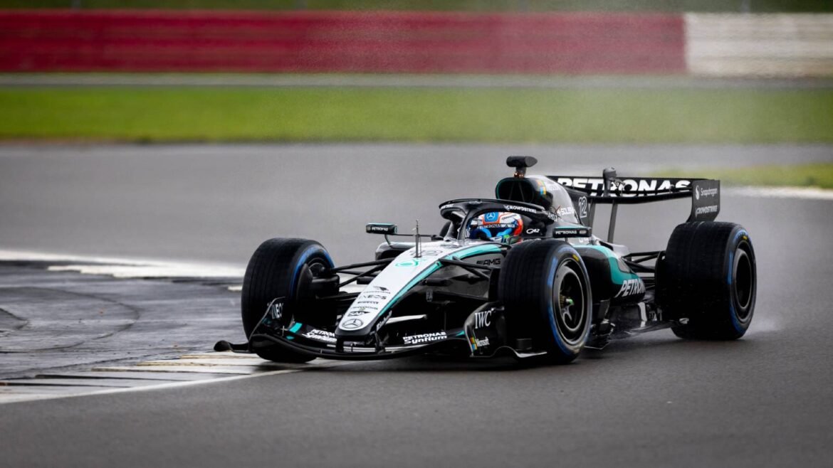 A Mercedes finaliza o dia de filmagem com o W17 em Silverstone.